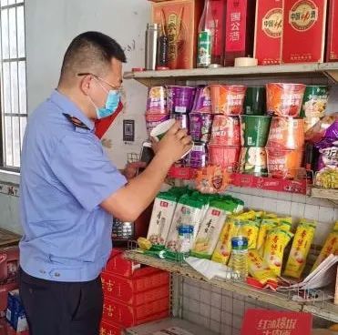 永新县严查食品无证无照经营行为，保障群众“舌尖上的安全”